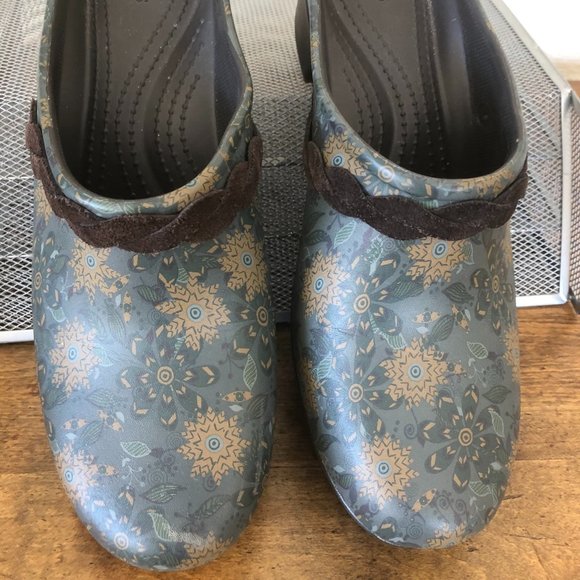 CROCS Size 11 Floral Print Clogs 203764 Dual Leather Braided Strap Dual Comfort - Picture 3 of 15